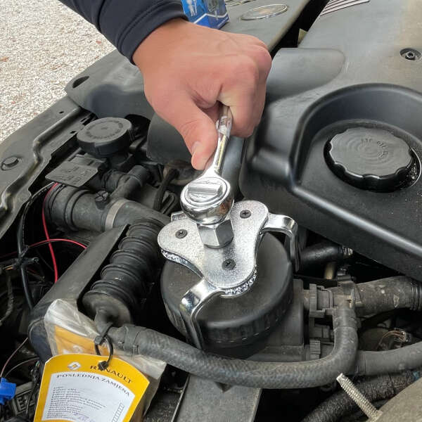 Spryir - Oil filter changing tool